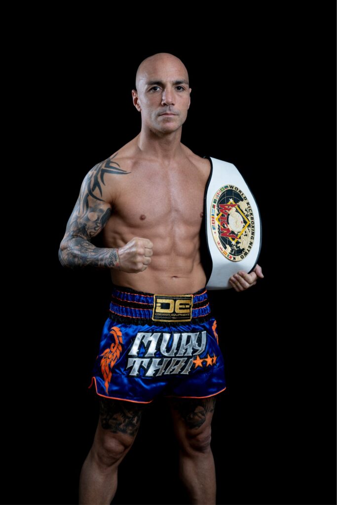 Carlos Heredia en combate de kickboxing, bi-campeón mundo Muay Thai